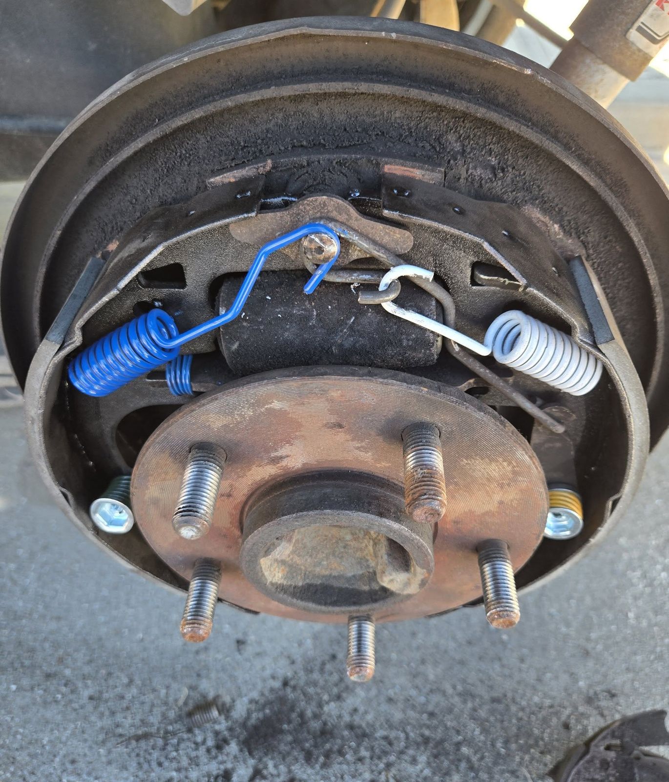Rear drum brake shoes and springs on a 2002 Chevrolet S10 in Ventura