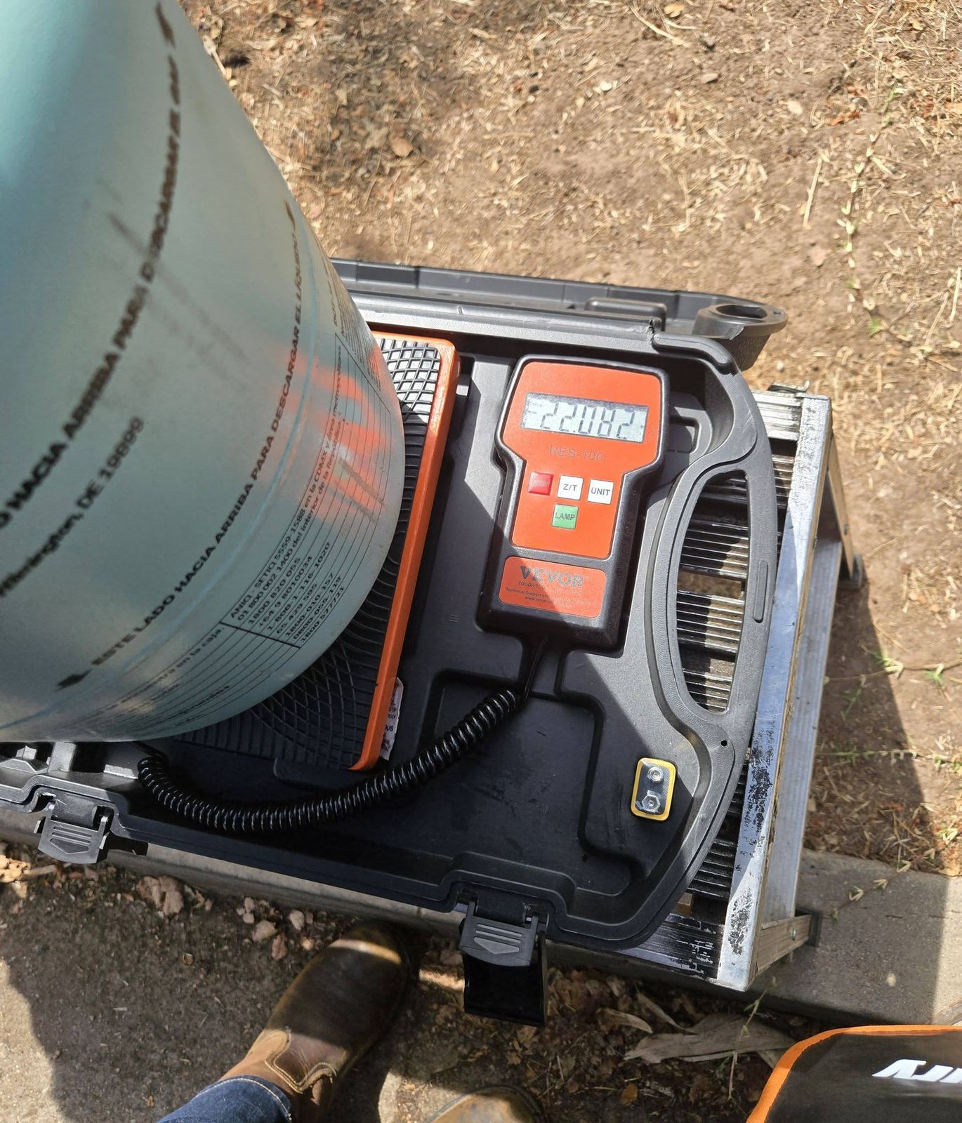 Refrigerant tank on a digital charging scale