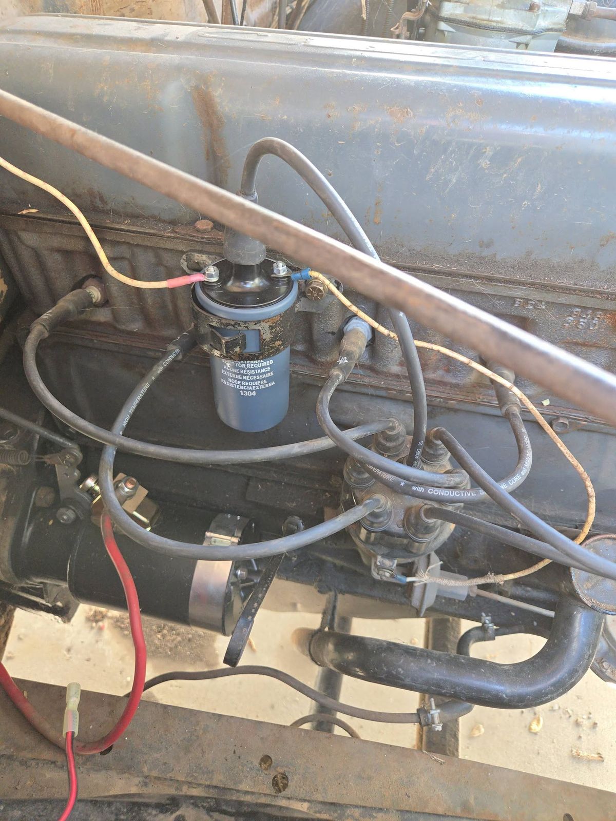 Ignition coil mounted on the side of a classic inline engine